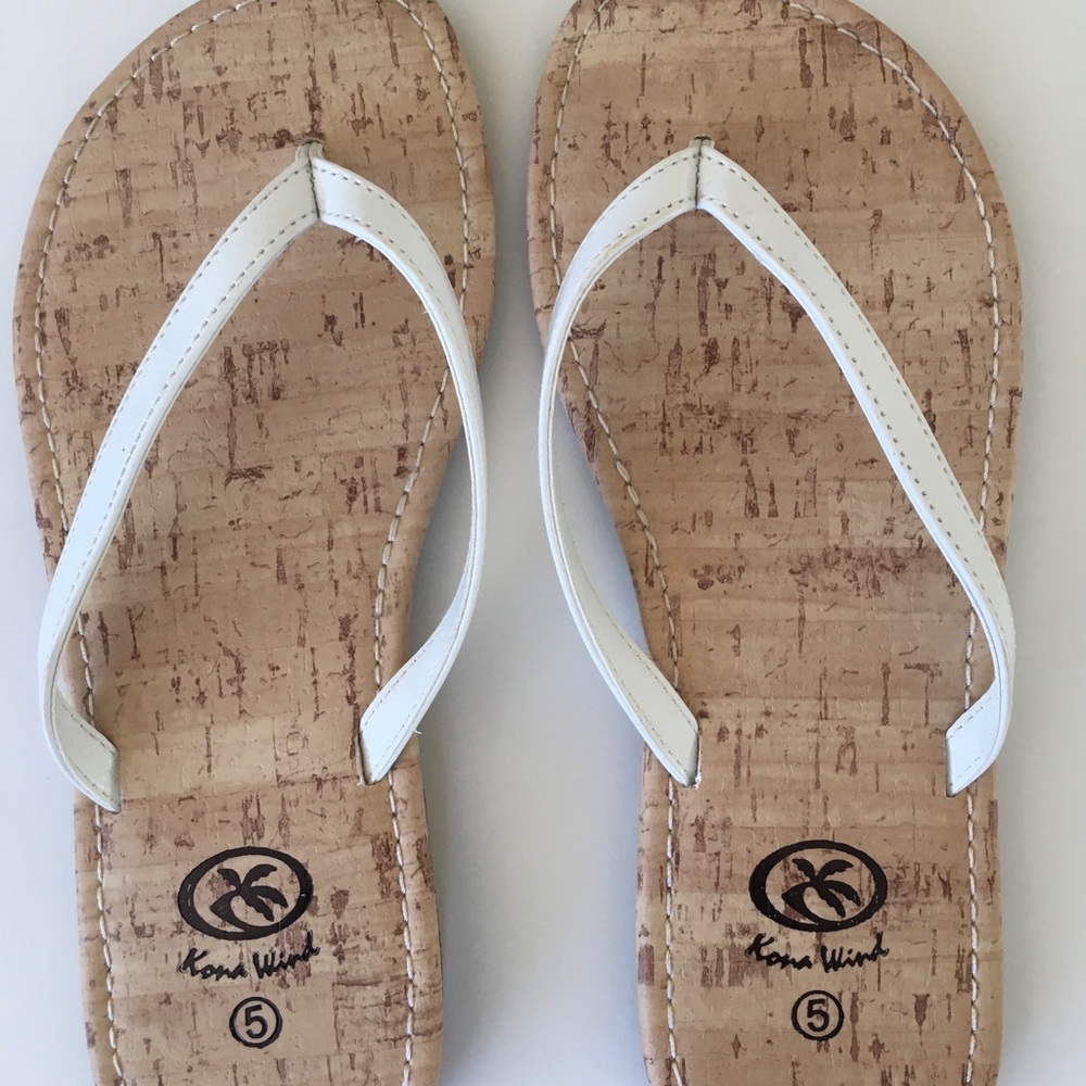 NWOT Kona Wind flat slippers